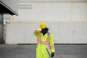 construction ouvrier après difficile jours travail.fatigué Masculin ouvrier photo