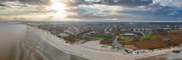 aérien vue de le magnifique bord de mer ville de parnu. photo