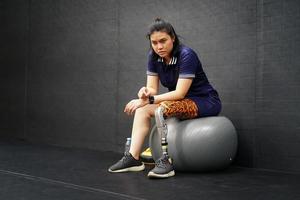 Jeune femelle avec un prothétique jambe avec le entraine toi de en utilisant prothétique jambes à marcher, exercice et et du quotidien Activités photo