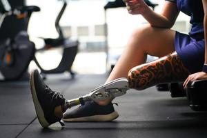 Jeune femelle avec un prothétique jambe avec le entraine toi de en utilisant prothétique jambes à marcher, exercice et et du quotidien Activités photo