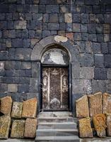 gothique arqué porte et ancien pierre traverser concept photo. photo