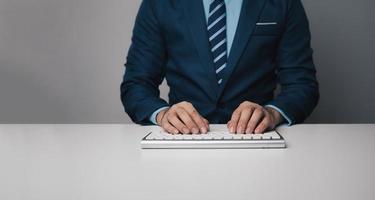 Jeune professionnel homme d'affaire dactylographie sur clavier ordinateur avec copie espace. photo