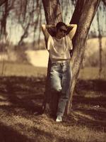 mode femme en plein air dans un paysage de printemps photo