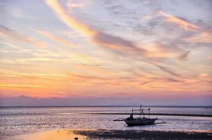 Profiter du coucher du soleil à la plage de lakawon à Cadix, Negros occidental photo