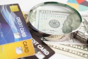carte de crédit et loupe pour les achats en ligne, concept d'entreprise de financement de la sécurité. photo