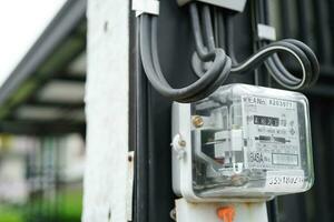 compteur de puissance de mesure électrique pour le coût de l'énergie à la maison et au bureau. photo