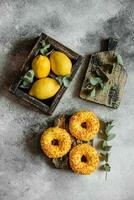 délicieux Frais beignets dans Jaune glaçage avec citron saveur remplissage photo