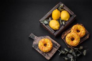 délicieux Frais beignets dans Jaune glaçage avec citron saveur remplissage photo