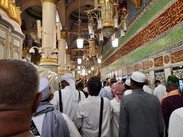 médina, saoudien Saoudite, avril 2023 - musulman pèlerins sont Aller à visite Roza rasool à masjid Al Nabawi Médine. photo