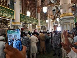 médina, saoudien Saoudite, avril 2023 - musulman pèlerins sont Aller à visite Roza rasool à masjid Al Nabawi Médine. photo