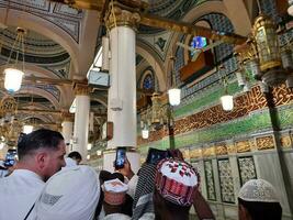 médina, saoudien Saoudite, avril 2023 - musulman pèlerins sont Aller à visite Roza rasool à masjid Al Nabawi Médine. photo