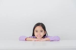 image de asiatique enfant posant sur blanc Contexte photo