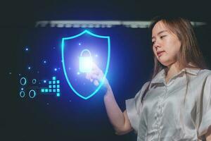 femme d'affaires en utilisant numérique cadenas à protéger données. Sécurité concept. photo