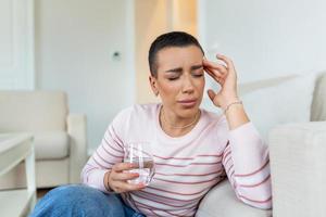 douleur aux sinus causant des maux de tête très douloureux. femme malsaine dans la douleur. forte forte plaie. douleur sinusale, pression sinusale, sinusite. femme triste tenant sa tête parce que la douleur des sinus photo