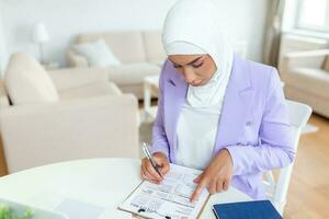 portrait de concentré arabe femme d'affaires travail sur ordinateur dans Bureau photo