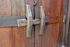 Fait main en bois fermer à clé ou ancien porte loquet. Thaïlande traditionnel bois porte photo