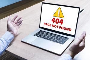 homme d'affaire propager en dehors votre mains avec attention icône et message 404 page ne pas a trouvé sur afficher portable photo