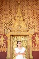 Jeune asiatique femme à wat séné souk haram , luang prabang, Laos photo