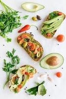 Avocat et Pesto des sandwichs servi photo