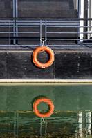 bouée rouge sur bateau photo