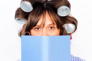 femme au foyer et livre photo