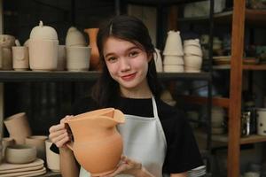 petit affaires propriétaire de Jeune gens création poterie photo