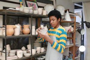 petit affaires propriétaire de Jeune gens création poterie photo