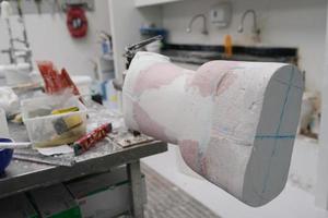 orthopédique technicien fabrication prothétique jambe pour handicapées gens dans atelier. photo