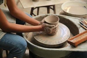 petit affaires propriétaire de Jeune gens création poterie photo