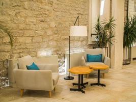 intérieur de contemporain confortable café avec en bois les tables et chaises préparé pour invités photo