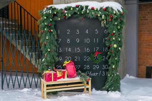 calendrier de l'avent de bureau simple pour décembre 2022 dans le parc de la ville avec des décorations de noël photo