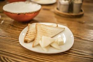 beurre et pain avec fromage pour petit déjeuner plus de rustique en bois table photo