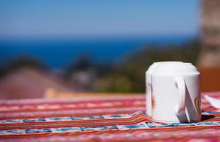 matin sur la terrasse vue mer, quelques tasses photo