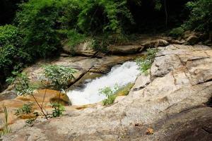 cascade et courant sur le Roche de tropical forêt tropicale dans nationale parc à Thaïlande photo
