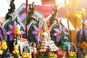vert banane feuille et souci fleurs fabriqué pour naga forme décoration avec Bouddha statue pour croyance et culte le dieux de hindouisme dans Thaïlande photo
