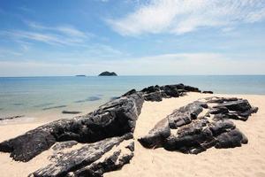 magnifique paysage marin de le rocheux plage et mer vague sur bord de mer avec bleu ciel à Samila plage dans Thaïlande photo