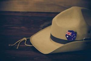 anzac armée affalé chapeau avec australien drapeau sur ancien bois Contexte photo