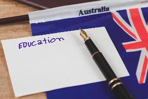 éducation dans Australie concept, passeport et blanc Remarque sur Australie drapeau . photo