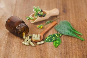 à base de plantes médicament capsules effusion en dehors de une bouteille ,doux se concentrer. photo