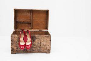 chaussures rouges avec boîte sur fond blanc photo