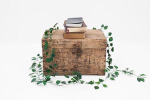 livres sur une boîte en bois avec fond blanc