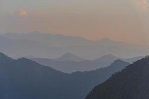 High angle viewpoint coucher de soleil sur les montagnes et la forêt