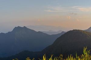 High angle viewpoint coucher de soleil sur les montagnes et la forêt