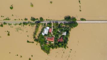 Vue aérienne de dessus des rizières inondées et du village photo