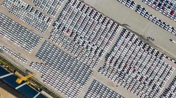 Vue aérienne du parking pour voitures neuves