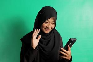 de bonne humeur Jeune asiatique fille vidéo appel sur téléphone intelligent. photo