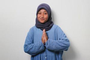 souriant Jeune asiatique fille faire des gestes eid mubarak photo