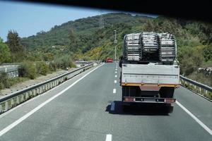 un camion sur une route - retour vue photo