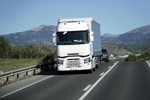 un camion sur une route - de face voir, montagnes sur seconde plan photo