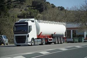 un camion avec carburant réservoir sur parking lot photo
